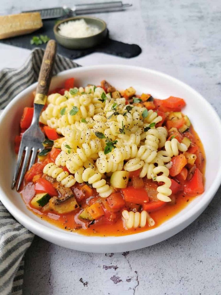 Vegetarische Pasta Met Rode Saus