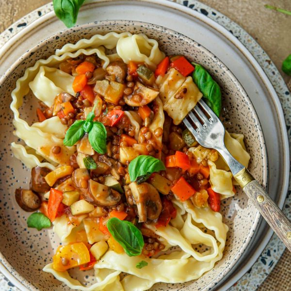 Recept voor vegan pasta met rode saus