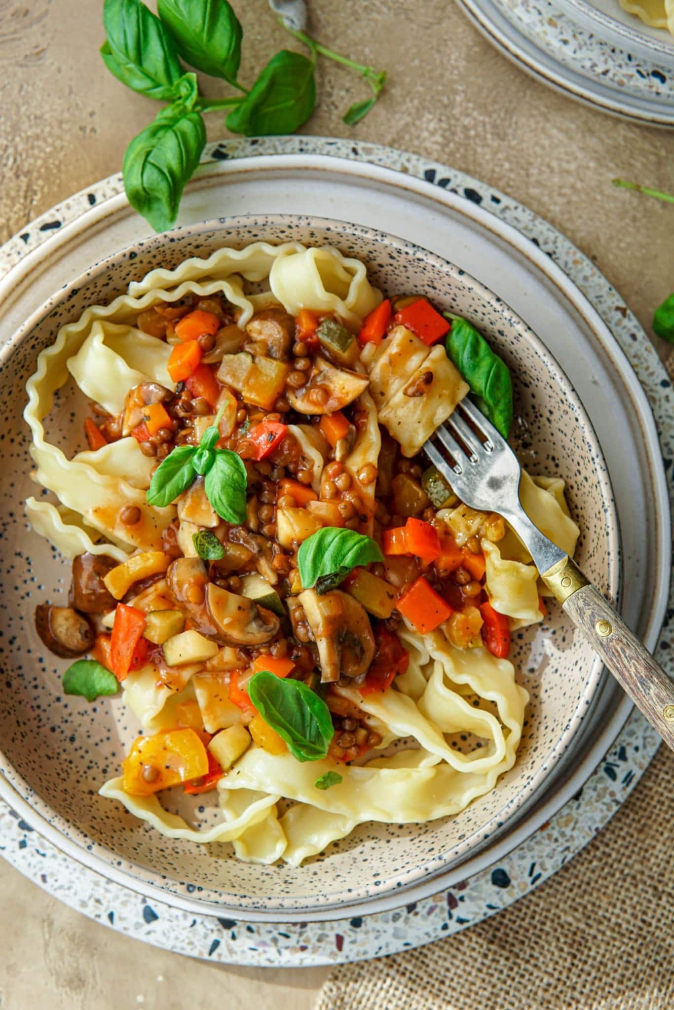 Recept voor vegan pasta met rode saus