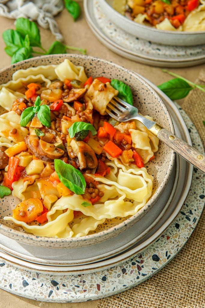Recept voor vegan pasta met rode saus