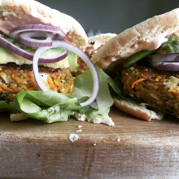 Vegetarische burger van kool en zoete aardappel