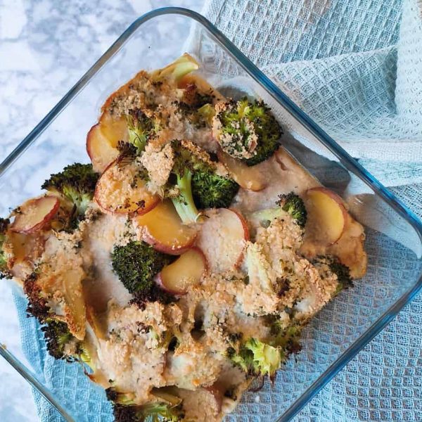 Broccolischotel uit de oven met vegan kaassaus