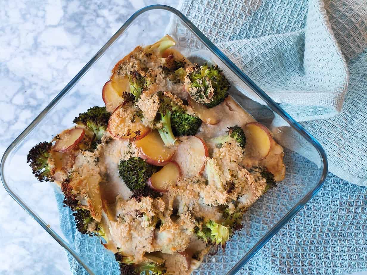 Broccolischotel uit de oven met vegan kaassaus