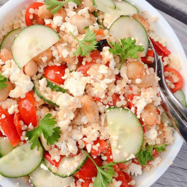 Parelcouscous met gegrilde paprika, cherrytomaten, limabonen, komkommer en feta