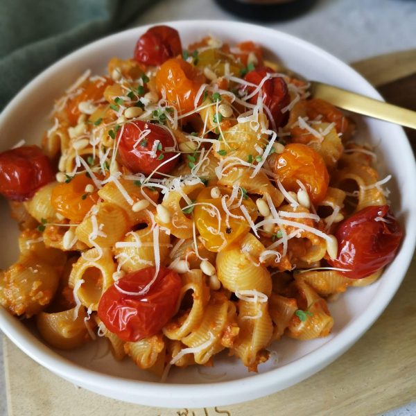 Pasta met zelfgemaakte rode pesto