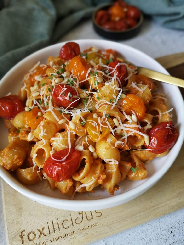 Snelle en gezonde pasta met gegrilde paprika pesto en cherrytomaatjes
