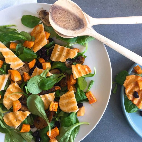 Salade met halloumi, zwarte bonen, zoete aardappel en champignons