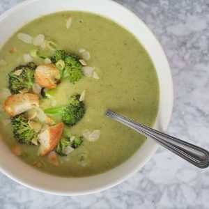 Maaltijdsoep met broccoli en zelfgemaakte croutons