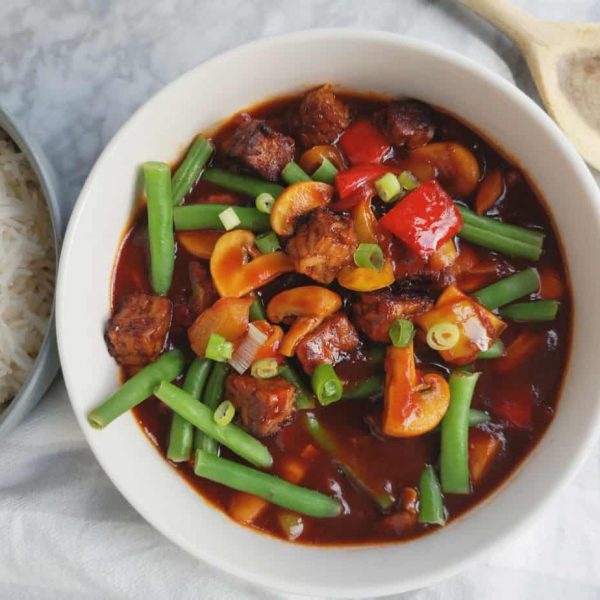 Tempeh met zoetzure saus, sperziebonen, champignons en paprika