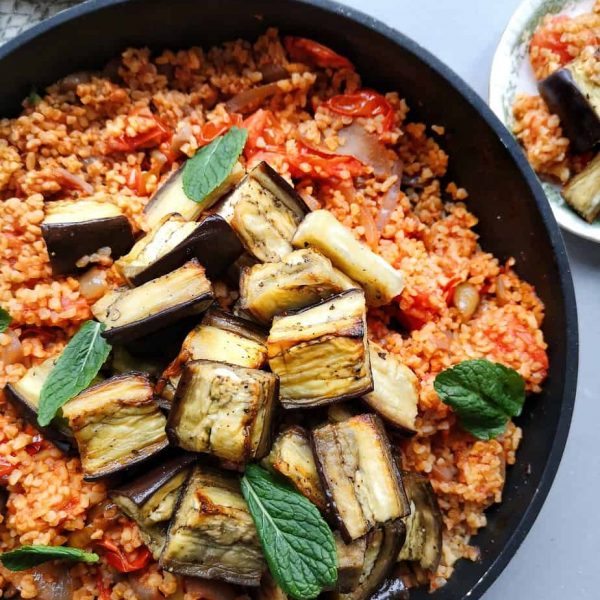 Bulgur met tomaat, aubergine en citroenyoghurt van Ottolenghi