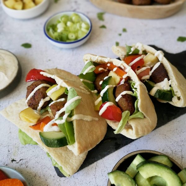 Pitabroodjes met falafelballetjes, appel en paprika