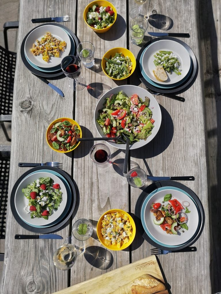 Tafel vol vegetarische salades
