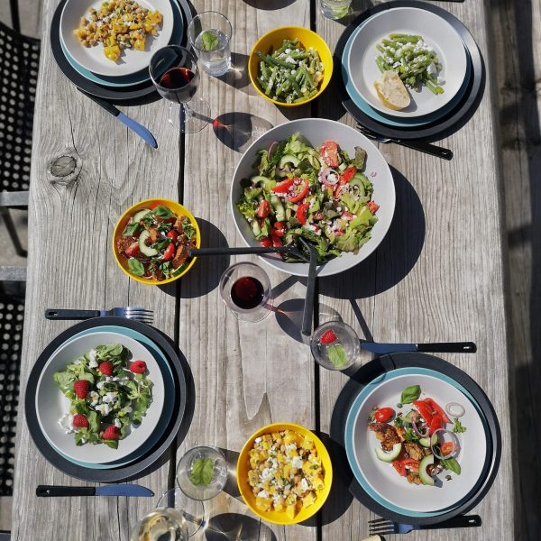 Tafel vol vegetarische salades