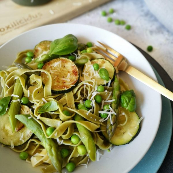 Tagliatelle met groene asperge, courgette en pecorino