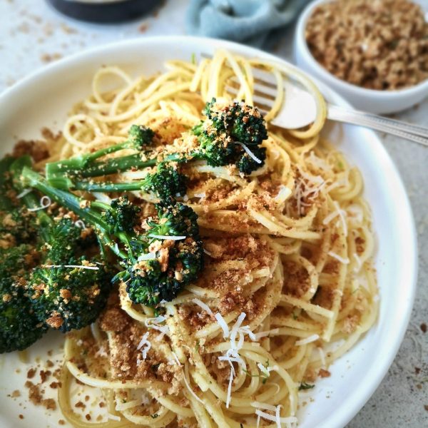 Pasta met broccoli en pangrattato