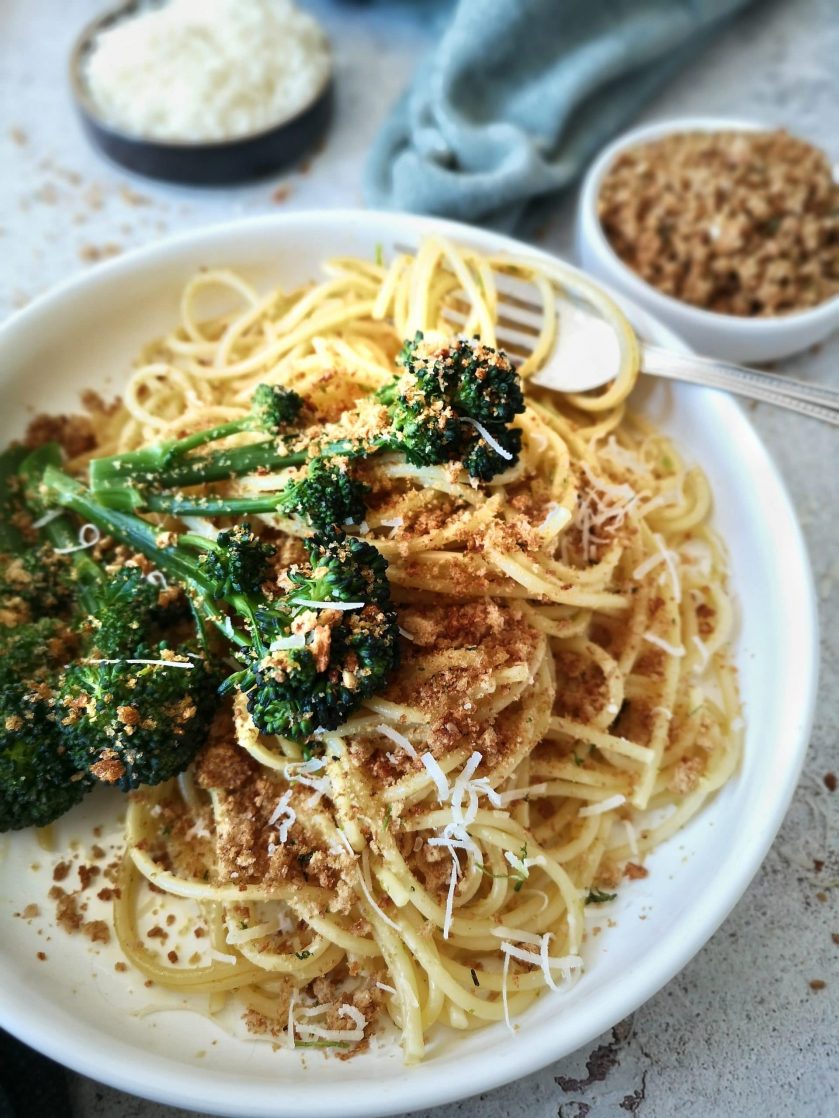 Spaghetti aglio olio piccante met broccoli en broodkruim