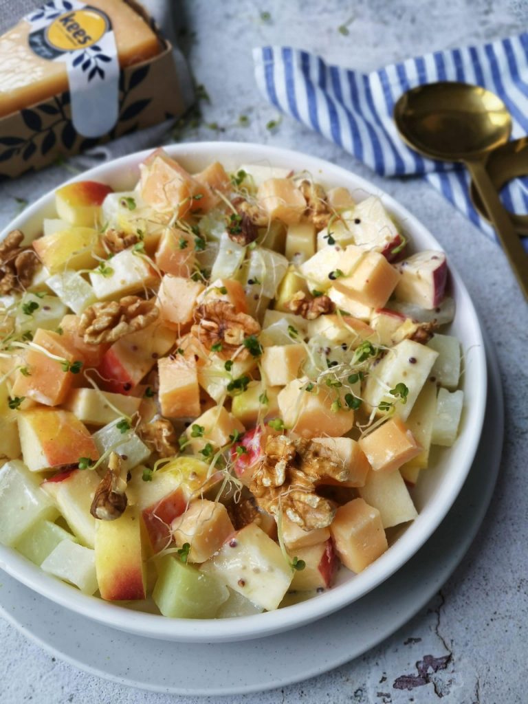 Salade met koolrabi, appel en kees
