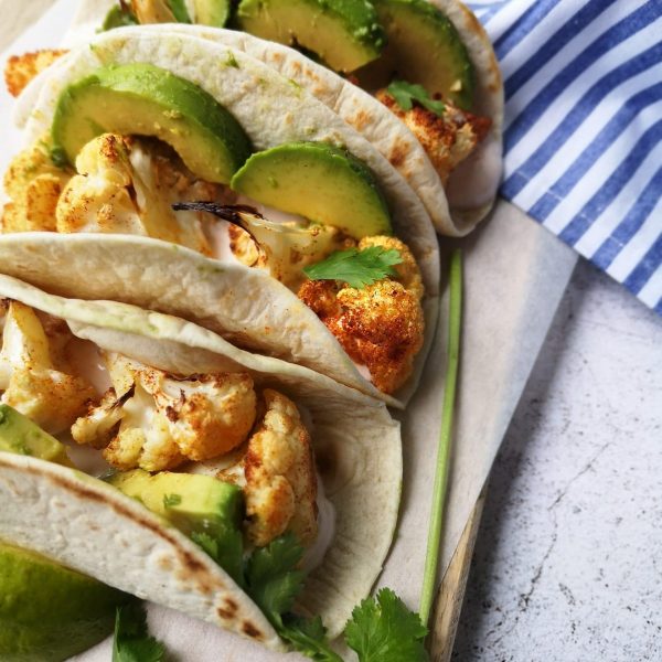 Wraps met gegrilde bloemkool, avocado en chipotlesaus