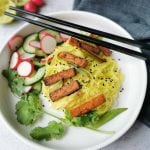 Vegetarisch aziatisch gerecht met limoen, tofu, radijs en komkommer