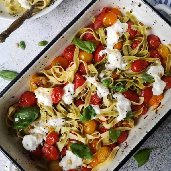 Vegetarische pasta met mozzarella en tomaat