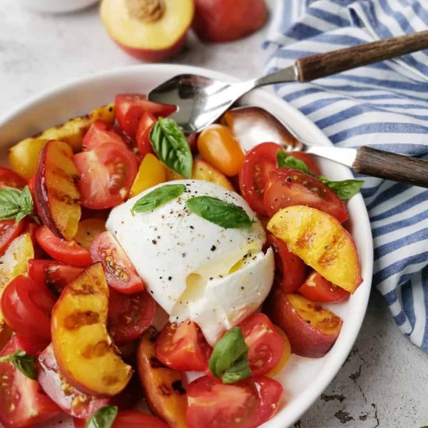 Salade van tomaat, nectarine en burrata