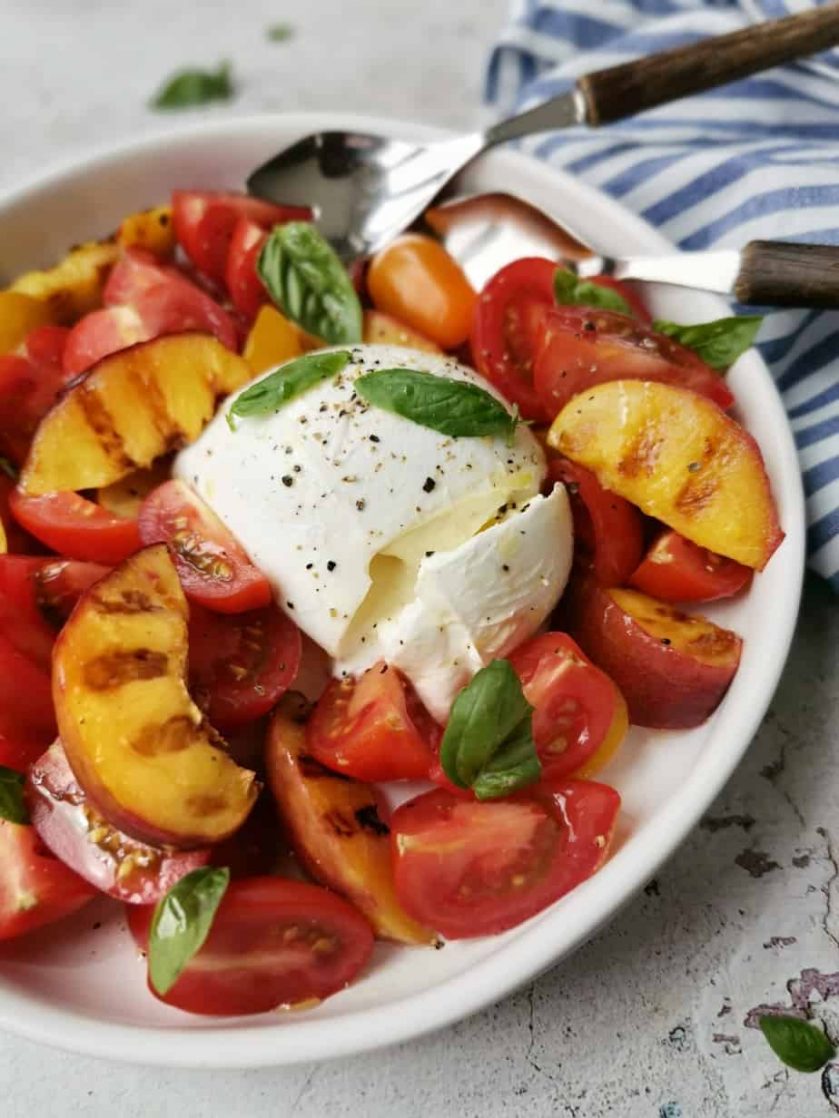 Caprese salade met gegrilde nectarine, tomaat en burrata