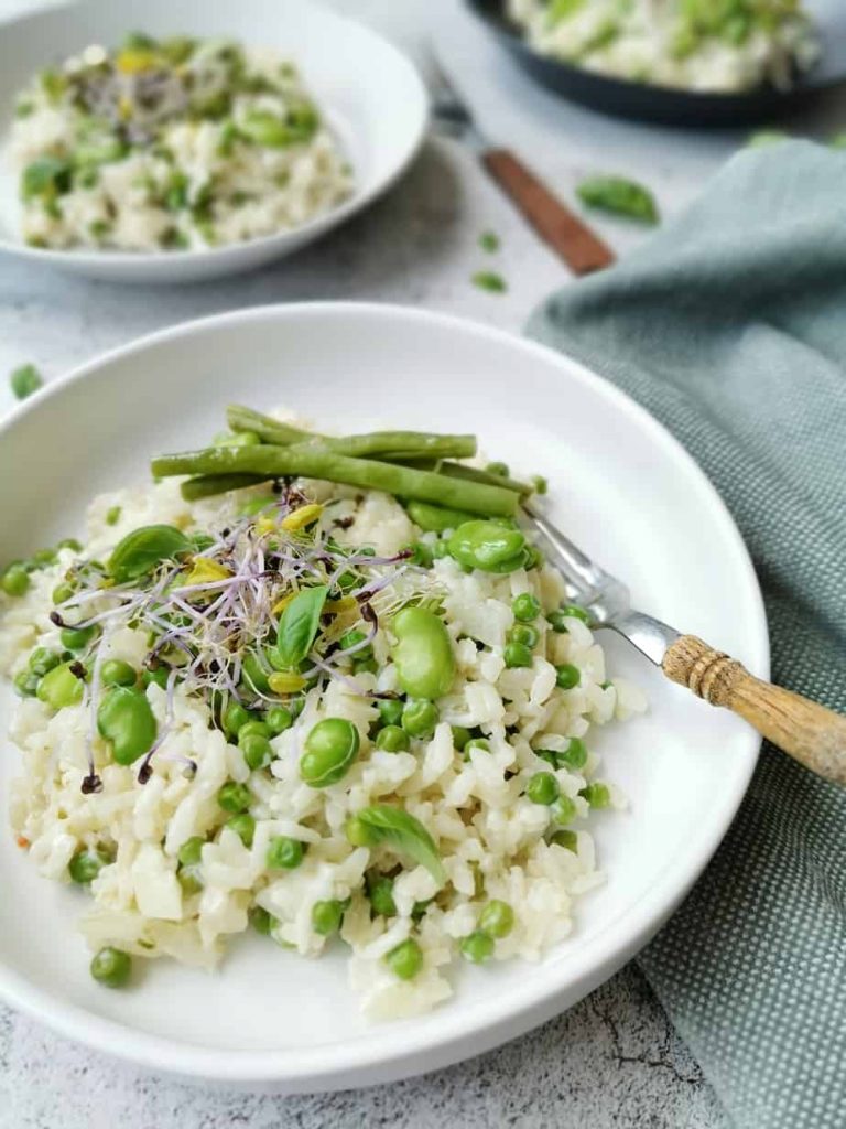Vegetarische risotto met tuinbonen, doperwten en sperziebonen