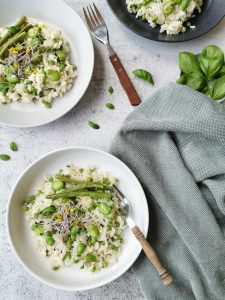 Vegetarische risotto met tuinbonen, doperwten en sperziebonen