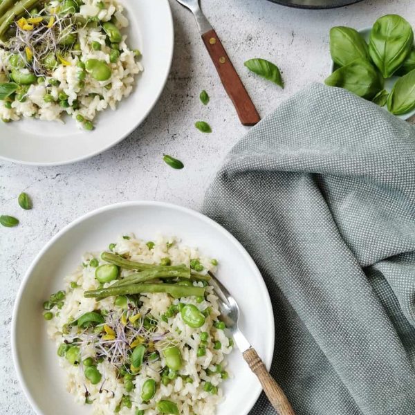 Vegetarische risotto met tuinbonen, doperwten en sperziebonen