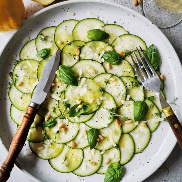 Dun gesneden courgettes voorgerecht