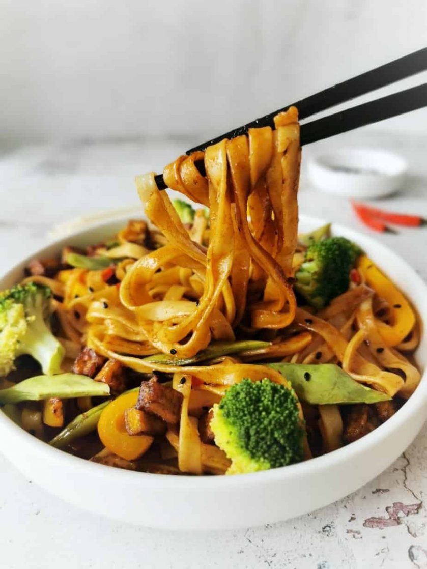 Snelle udon noedels met snijbonen, broccoli en tofu