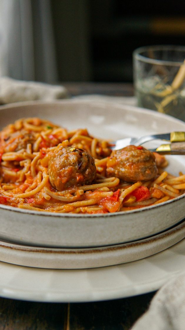 Pasta met tomatensaus en vega gehaktballetjes