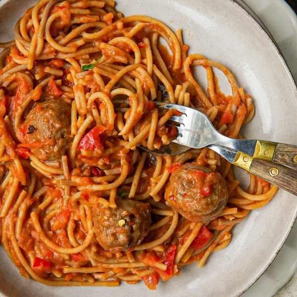 Kidsproof pasta met tomatensaus en vega gehaktballetjes