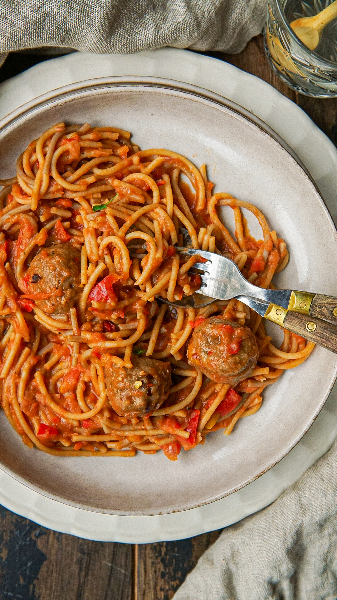 Kidsproof pasta met tomatensaus en vega gehaktballetjes