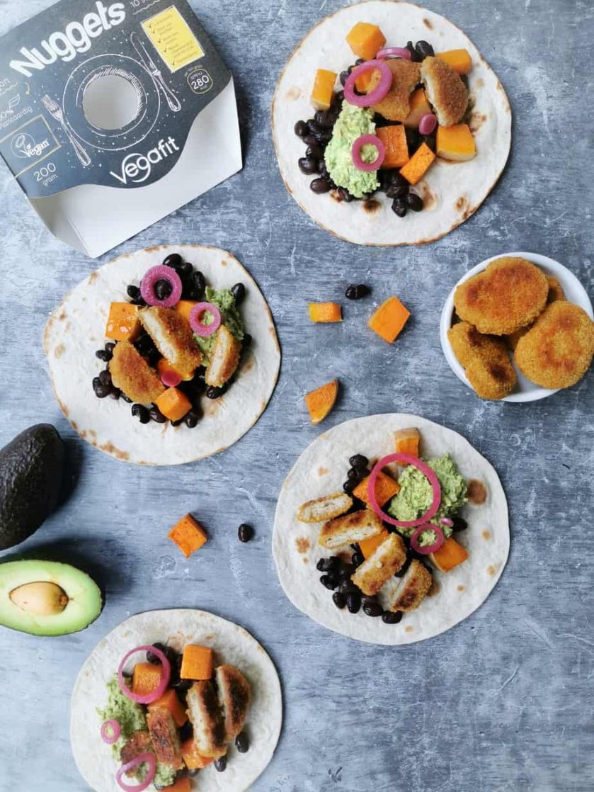 Wraps met gegrilde pompoen, zwarte bonen, guacamole en vega nuggets