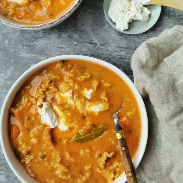 Vegetarische maaltijdsoep met pompoen en pasta