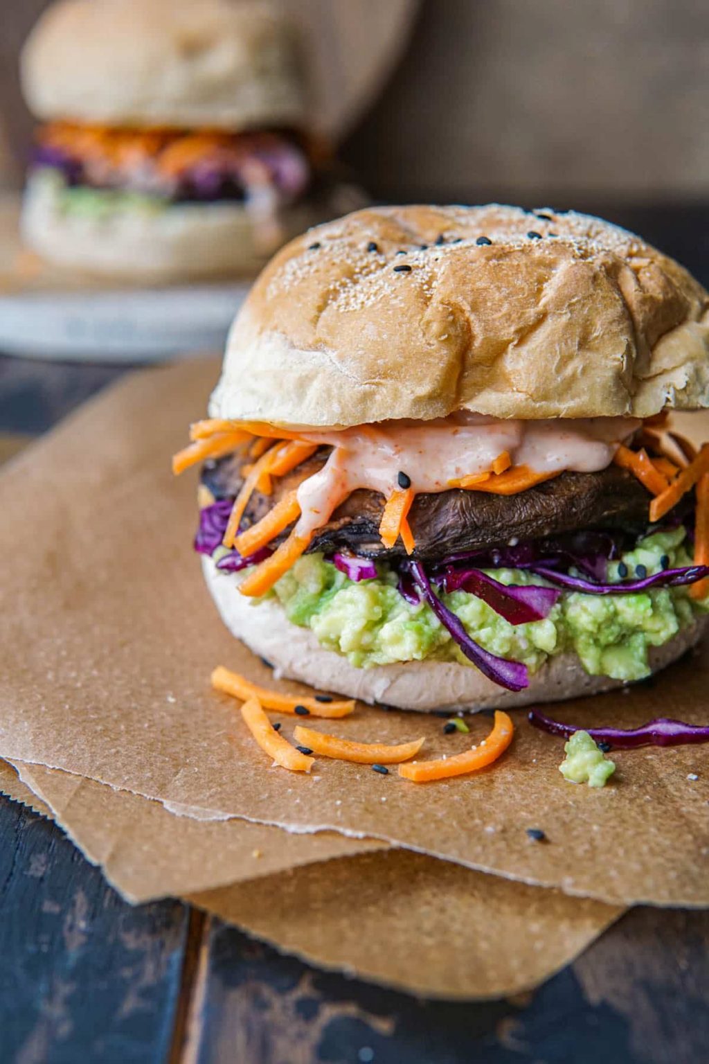 Vegan miso portobello burger met rauwkost salade