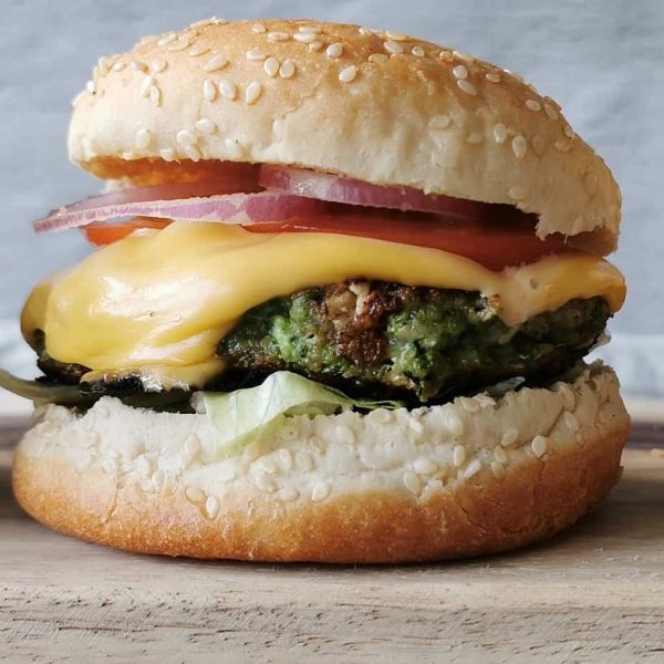 Vegetarische burger met broccoli