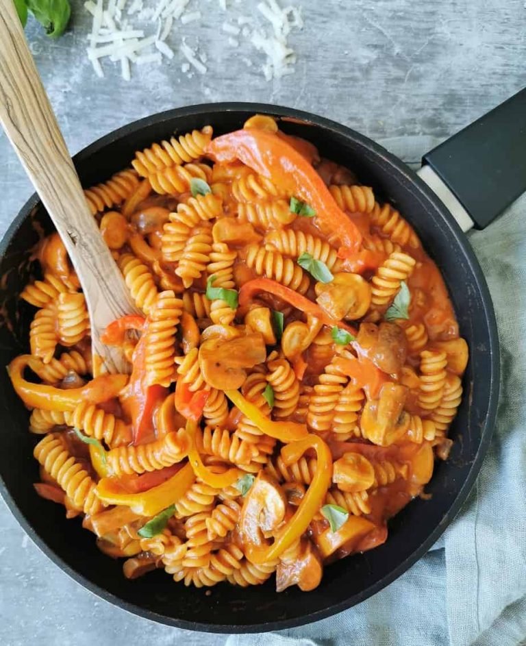 Vegetarische pasta fusili champignon paprika