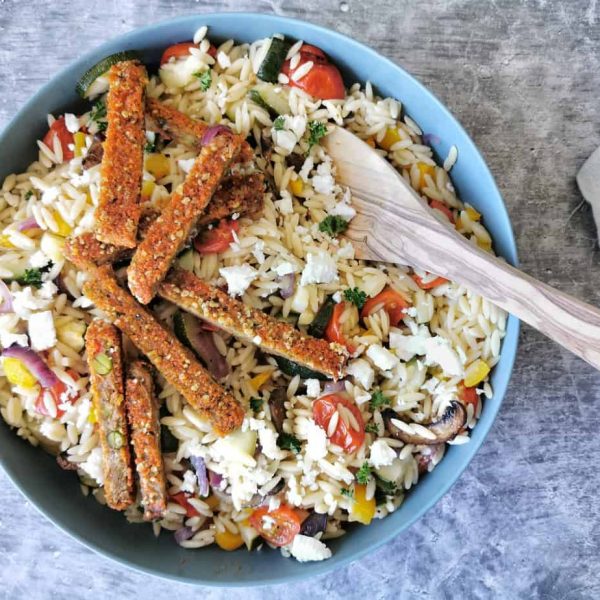 Vegetarische maaltijdsalade met orzo