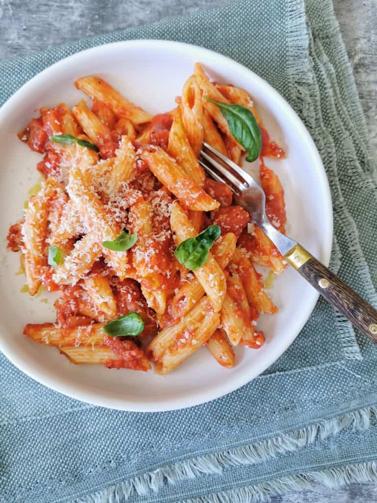 vegetarische pasta met pittige tomatensaus