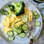 Vegetarisch rijst gerecht met scrambled eggs