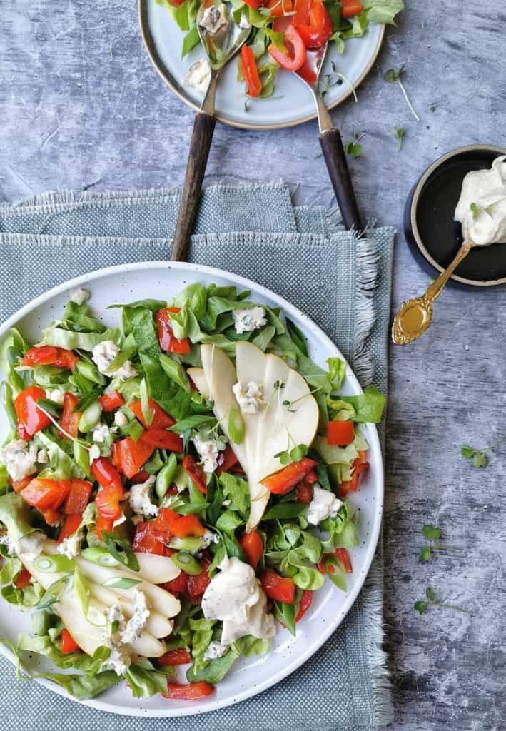 Vegetarische salade met blauwe kaas