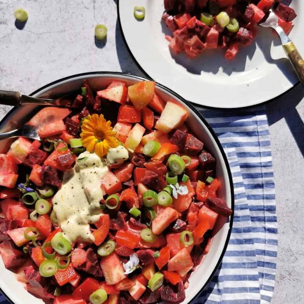 Salade met bietjes, appel en aardappel