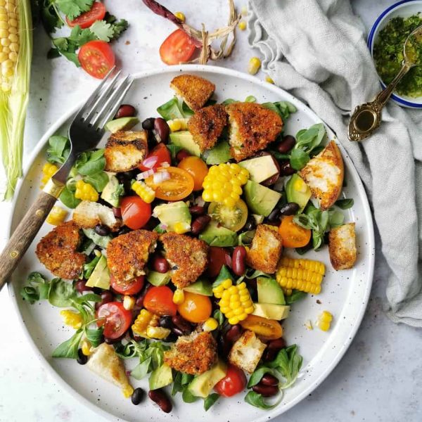 Broodsalade met kidney bonen, mais, avocado, tomaat en nuggets