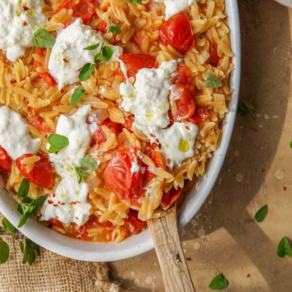 Vegetarisch recept voor orzo met tomaat en burrata