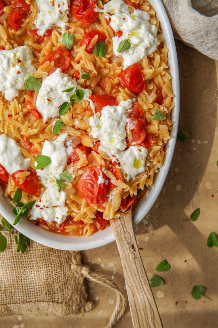 Vegetarisch recept voor orzo met tomaat en burrata