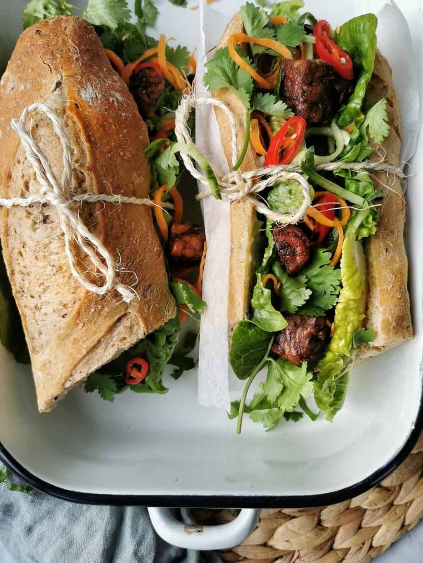 Vietnamese banh mi met tempeh en rauwkost