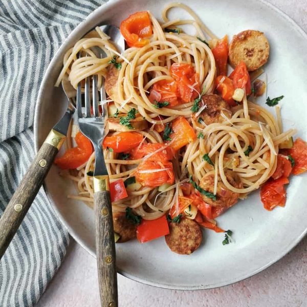 Vegetarische pasta met rode saus