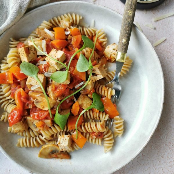 Vegetarische pasta rode saus met tofu